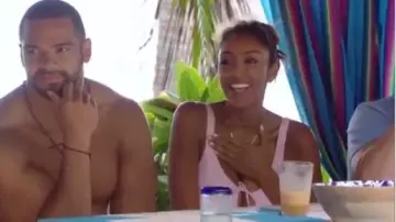 L Espace de la Lavande Une seule Pièce de Maillot de bain porté par (Tayshia Adams) en Bachelor dans le Paradis (Saison 06 Episode 02)