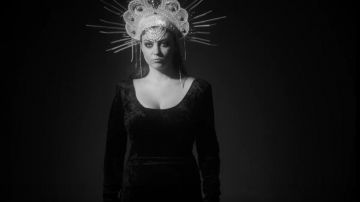 Maxi Vestido Negro de Manga Larga usado por Angel Olsen en su video musical All Mirrors
