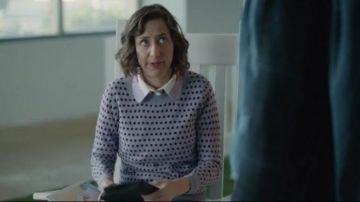 Point noir Pourpre Sweat-shirt porté par Carol Pilbasian (Kristen Schaal) dans Le Dernier Homme sur la Terre (Saison 03 Episode 08)