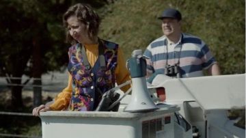 Anglais Usine Swiss Dot Chemisier en Jaune porté par Carol Pilbasian (Kristen Schaal) dans Le Dernier Homme sur la Terre (Saison 03 Episode 08)