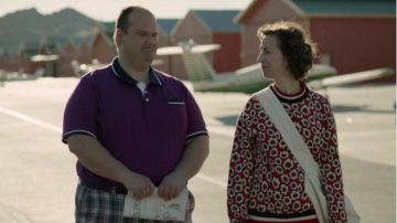 H&M Orange et Blanc Imprimé Floral Chandail porté par Carol Pilbasian (Kristen Schaal) dans Le Dernier Homme sur la Terre (Saison 03, Épisode 11)