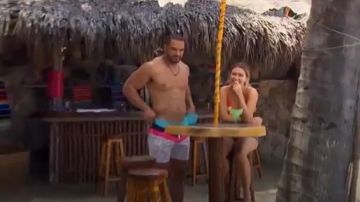 Chubbies Aquatiques Libations maillot de bain porté par Clay Harbor en Bachelor dans le Paradis (Saison 06 Episode 02)