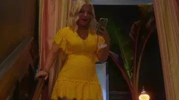 La robe jaune de Tori Spelling dans BH90210 (Saison 01 Episode 01)