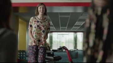 Kenzo Violet Floral Pantalon porté par Carol Pilbasian (Kristen Schaal) dans Le Dernier Homme sur la Terre (Saison 03, Épisode 12)
