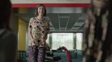 Kenzo Tanami Haut porté par Carol Pilbasian (Kristen Schaal) dans Le Dernier Homme sur la Terre (Saison 03, Épisode 12)