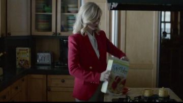 Blazer rojo Laveer usado por Melissa Chartres (January Jones) en The Last Man on Earth (Temporada 03 Episodio 12)