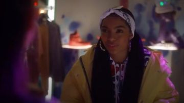 Chaqueta amarilla Dunlope Short Puffer usada por Zoey Johnson (Yara Shahidi) en grown-ish (Temporada 02 Episodio 21)