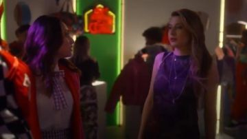 Alice + Olivia Camo Clyde Aline Camo Maj Robe portée par Nomi Segal (Emily Arlook) adultes-ish (Saison 02 Episode21)