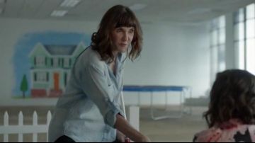 Bella Dahl en Chambray à la Lumière de Lavage porté par Gail Klosterman (Mary Steenburgen) dans Le Dernier Homme sur la Terre (Saison 03, Épisode 14)
