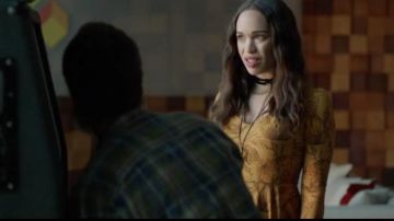 Kimchi Blue Jaune Manches Longues Imprimé Floral Robe portée par Erica Dundee (Cleopatra Coleman) dans Le Dernier Homme sur la Terre (Saison 03 Episode 15)