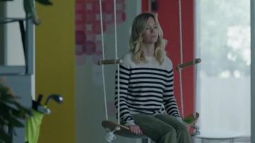 Vince Engineered Black and White Stripe Crew usado por Melissa Chartres (January Jones) en The Last Man on Earth (Temporada 03 Episodio 15)