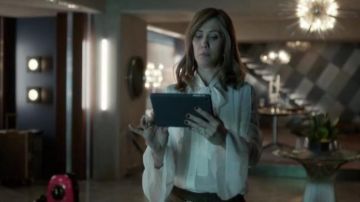 Saks Fifth Avenue White Ruffled Tie Neck Blouse usada por Pamela Brinton (Kristen Wiig) en The Last Man on Earth (Season03 Episode 10)