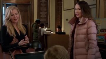 Moncler Rose Inhalateur Manteau avec Velours Collier porté par Liza Miller (Sutton Foster) chez les Jeunes (Saison 06 Episode 08)