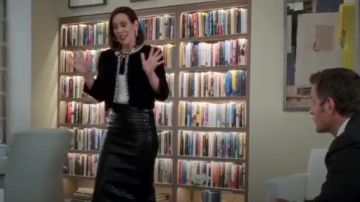 Tom Ford Falda de cocodrilo negra usada por Diana Trout (Miriam Shor) en Younger (Temporada 06 Episodio 08)