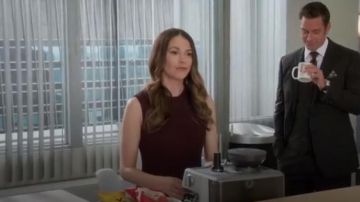 Victoria Beckham Vestido Midi Burdeos usado por Liza Miller (Sutton Foster) en Younger (Temporada 06 Episodio 08)