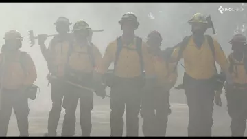 La chemise moutarde manches longues portée par John Carson(John Cena) dans PLAYING WITH FIRE 