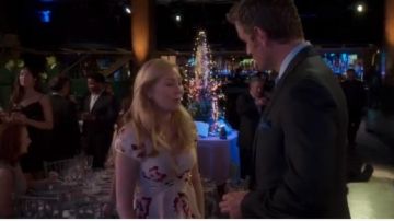 A.L.C. Vestido floral blanco usado por Pauline (Jennifer Westfeldt) en Younger (Temporada 06 Episodio 08)