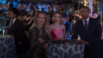 Saint Laurent Metallic Green Bordado Mini Vestido usado por Kelsey Peters (Hilary Duff) en Younger (Temporada 06 Episodio 08)