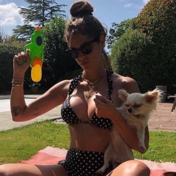 Le bas de maillot de bain taille haute noir à pois et volants porté par Laura Isaaz sur le compte Instagram de @laura_isaaz