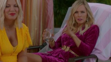 La robe en velours rose portée par Jennie Garth dans BH90210 (Saison 01 Episode 01)
