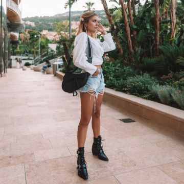 Le sac selle Dior noir porté par Romy sur le compte Instagram @romy