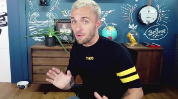 Le t-shirt noir Yoko avec rayures et logo jaune porté par Squeezie dans Une énième vidéo avec mon chien mais pour une bonne raison