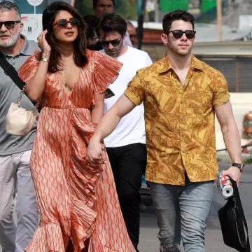 La robe longue orange en soie à motifs portée par Priyanka Chopra à Paris le 24 juin 2019