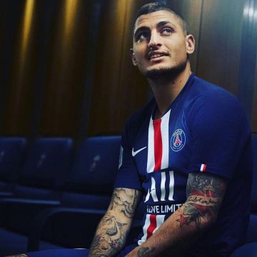 Le maillot bleu du Paris Saint-Germain PSG 2019/2020 porté par Marco Verratti sur son compte Instagram @marco_verratti92