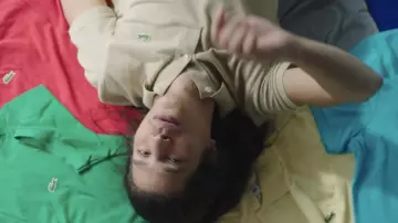 Le polo Lacoste beige porté par Moha La Squale dans son clip Ma belle 