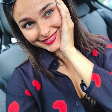 The shirt with hearts worn by Charlene on her account Instagram @chakeup