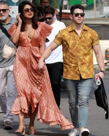 La robe longue cache-coeur orange avec volants portée par Priyanka Chopra sur un post Instagram du compte @elleuk