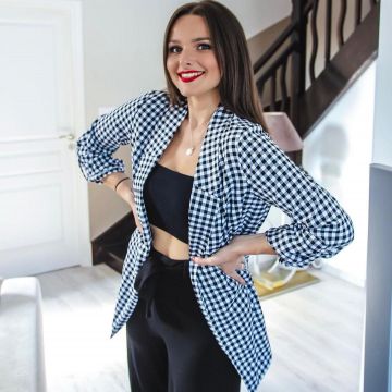 The shirt blazer gingham blue and white worn by Charlene on her account Instagram @chakeup