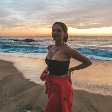 The top black bustier worn by Charlene on her account Instagram @chakeup