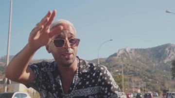La camisa estampada de efecto pañuelo negro que lleva Naps en su clip Vovo