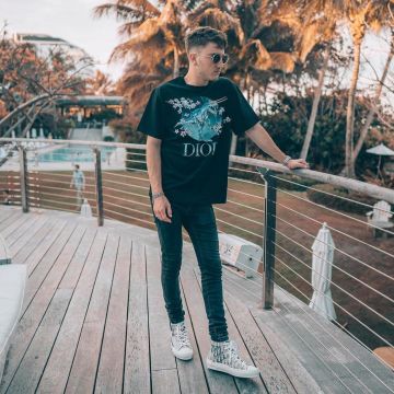 Les sneakers montantes grises Dior portées par Harrison Nevel sur son compte Instagram @Harrisonnevel