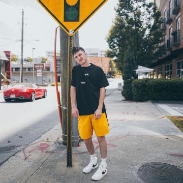 Sneakers white Blazer Mid 77 Nike worn by Harrison Nevel on his account Instagram @Harrisonnevel