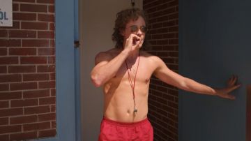 Billy Hargrove's St. Christopher's Amullet (Dacre Montgomery) en Stranger Things Temporada 3 Episodio 1