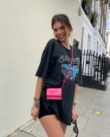 El mini bolso rosa Riviera Jacquemus que lleva Iva Nikolina Juric en su cuenta de Instagram @ivanikolina
