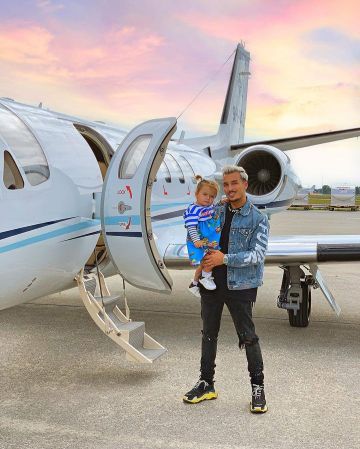 Las zapatillas Balenciaga Black/Yellow Triple S usadas por Laurent Billionaire en la cuenta de Instagram de @iam_billionaire