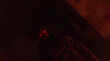 La chaqueta napapijri negra con patrones Damso en el clip Bizarre Dreams of Orelsan