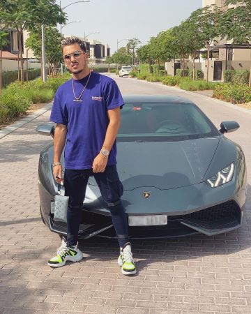 La camiseta con estampado azul púrpura balenciaga usada por Laurent Billionaire en la cuenta de Instagram de @iam_billionaire