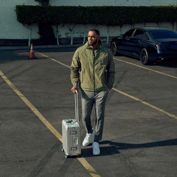 The suitcase Rimowa grey LeBron James on his account Instagram @kingjames