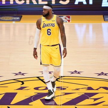 Sneakers Nike LeBron 16, LeBron James on the account Instagram of @kingjames