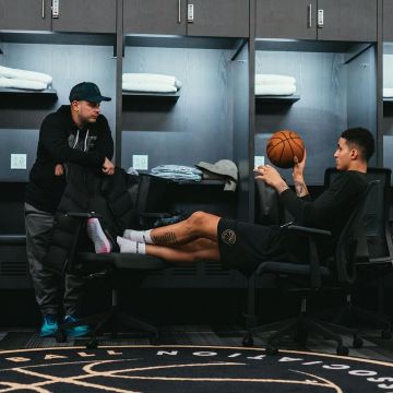 Sneakers Nike Epic React Flyknit 2 Black Sapphire Hyper Pink Kyle Kuzma on the account Instagram of @kuz