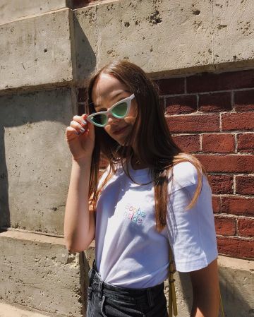 Camiseta blanca Boobs Inside de Clémence Bertrand en la cuenta de Instagram de @hellooobeauty