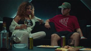 La camiseta roja de Lacoste usada por Doni (M.C. Jottapê) en Sintonia (S01E02)