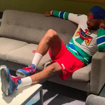 Sneakers Jordan 4 Retro Eminem Encore blue of P. J. Tucker on the account Instagram of @pjtucker