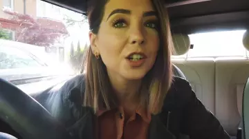 Los pendientes criollos chapados en oro de Zoella (Zoe Sugg) en su video de YouTube LAST DAYS & LONDON DAYS | VLOG