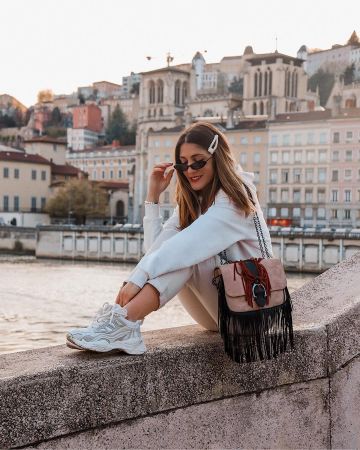 Le sac a frange de Lucinda Rossat sur le compte Instagram de @lucindarossat