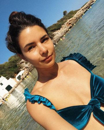 The top of swimsuit in blue velvet on the account Instagram of @safia_ayad